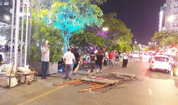 Sập giàn giáo thi công đèn trang trí ở phố đi bộ Nguyễn Huệ, nam công nhân rơi từ tầng 3 trúng ô tô đậu bên đường bị thương nặng - Ảnh 1.