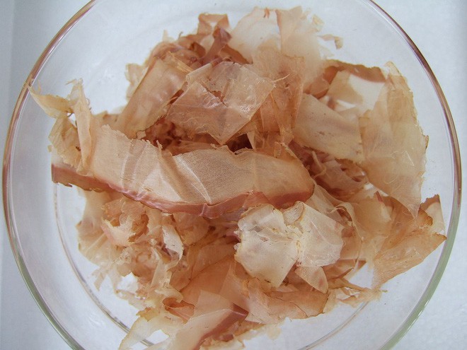 Đây là loại cá muối cắt được giấy, đâm thủng được lon của Nhật Bản - Ảnh 1.