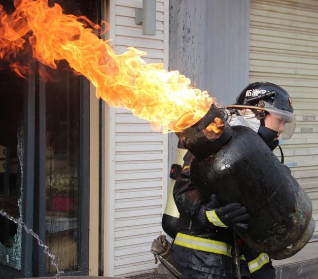 Bình gas có cháy cũng không nổ ngay đâu, xin bạn hãy bình tĩnh xử lý - Ảnh 1.