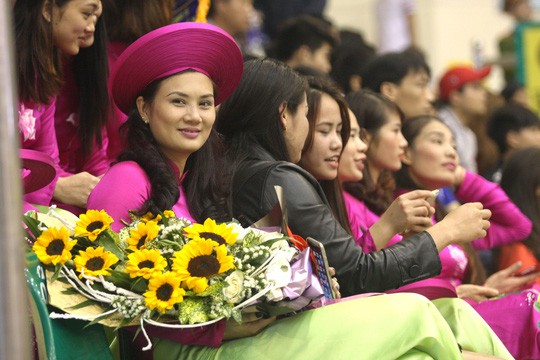 Hoa kh&ocirc;i b&oacute;ng chuyền Kim Huệ chuyển nghề - Ảnh 1.