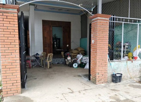Nữ c&aacute;n bộ y tế trường học cầm dao x&ocirc;ng v&agrave;o nh&agrave; đ&aacute;nh ghen - Ảnh 1.