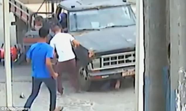 Người đàn ông thoát chết ngoạn mục dưới gầm xe tải - Ảnh 2.