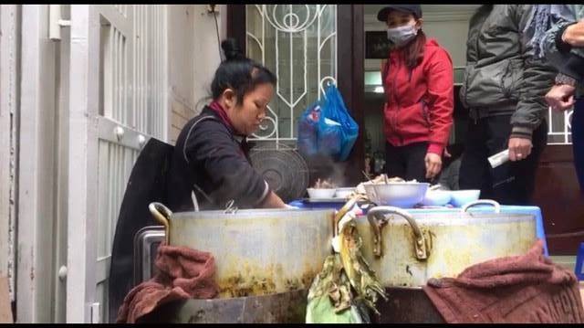 Chủ quán bún ngan Nhàn nổi tiếng Hà Nội bị tố mắng chửi cụ bà vì yêu cầu ăn tô 30 nghìn: Bà nói ít thôi, cháu không cần bán cho bà - Ảnh 7.