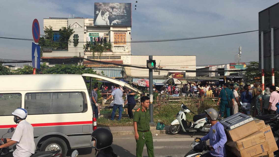 TP.HCM: Bỏ lại xe máy, người phụ nữ leo qua rào chắn lao đầu vào xe lửa tử vong - Ảnh 2.