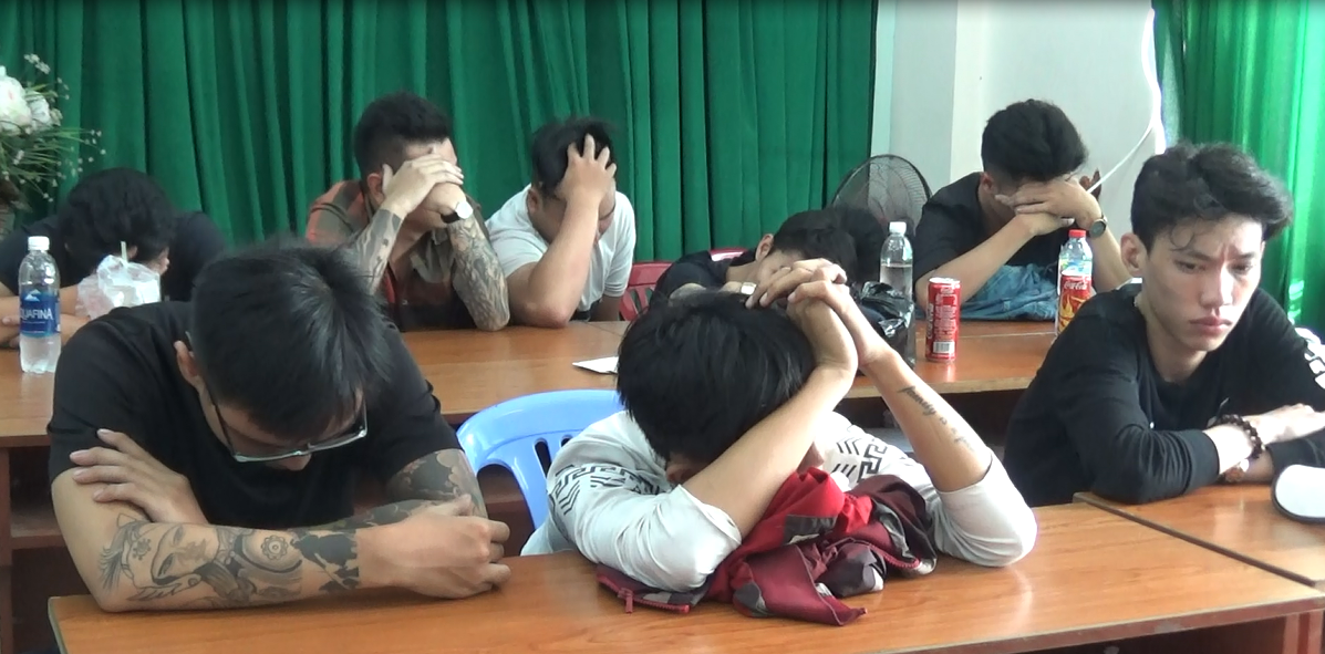 Sau bữa nhậu, nhóm dân chơi rủ nhau tăng 2 bằng ma túy trong quán karaoke - Ảnh 1. Sau bữa nhậu, nhóm dân chơi rủ nhau tăng 2 bằng ma túy trong quán karaoke - Ảnh 1.