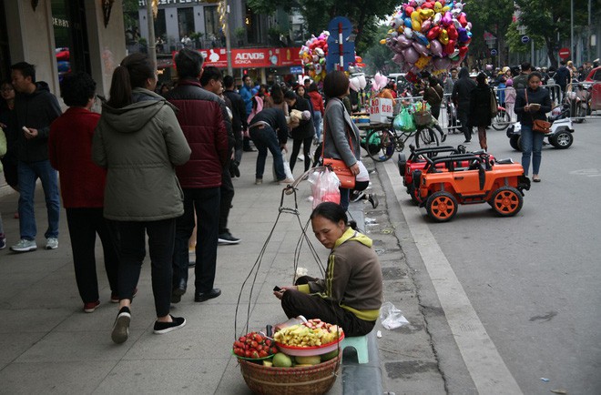 Hà Nội: Trước giờ đếm ngược chào năm mới 2018, phố đi bộ bị hàng rong bủa vây - Ảnh 1.