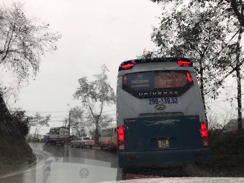 Sa Pa chìm trong biển người, 3 tiếng di chuyển được 30km - Ảnh 2.