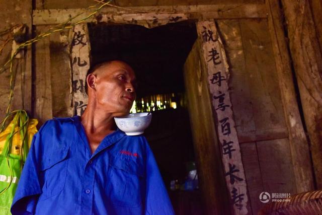 X&oacute;t cảnh người con kh&ocirc;ng tay, d&ugrave;ng miệng b&oacute;n thức ăn cho mẹ gi&agrave; liệt giường 91 tuổi - Ảnh 7.