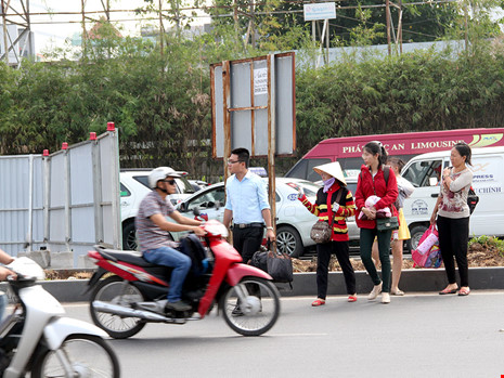 Kẹt xe ở Tân Sơn Nhất, khách bỏ xe chạy bộ vì sợ trễ - Ảnh 11.