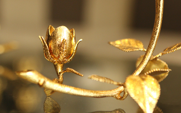 Đại gia chi hơn 800 triệu mua 4 bông hồng đúc vàng nguyên khối tặng bạn gái dịp 8/3 - Ảnh 11. Đại gia chi hơn 800 triệu mua 4 bông hồng đúc vàng nguyên khối tặng bạn gái dịp 8/3 - Ảnh 11.