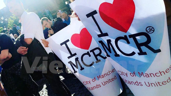 Biển người dự lễ tưởng niệm c&aacute;c nạn nh&acirc;n vụ khủng bố tại Manchester - Ảnh 11.