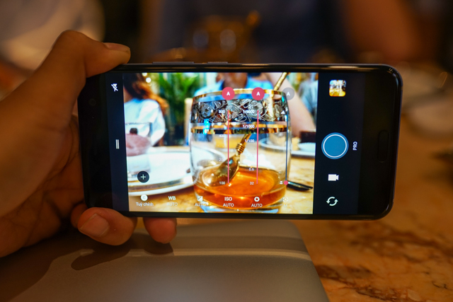 Smartphone có tính năng bóp viền cảm ứng HTC U11 chính thức ra mắt tại thị trường Việt Nam, giá gần 17 triệu đồng - Ảnh 11.