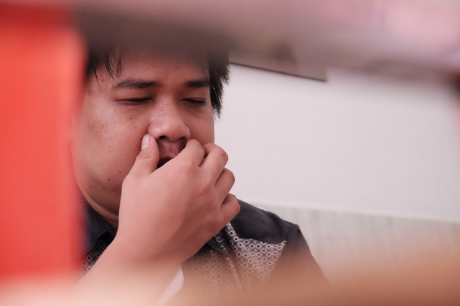 Những ngày sống trong lo sợ của cha mẹ bé gái có đôi mắt “xám tro” u ám - Ảnh 11.