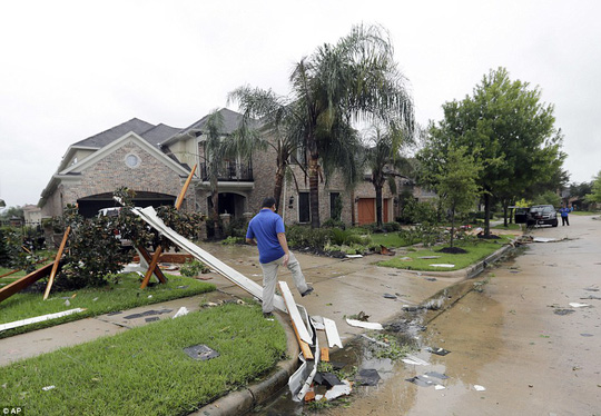 Cận cảnh đổ nát tại bang Texas sau siêu bão Harvey - Ảnh 11.