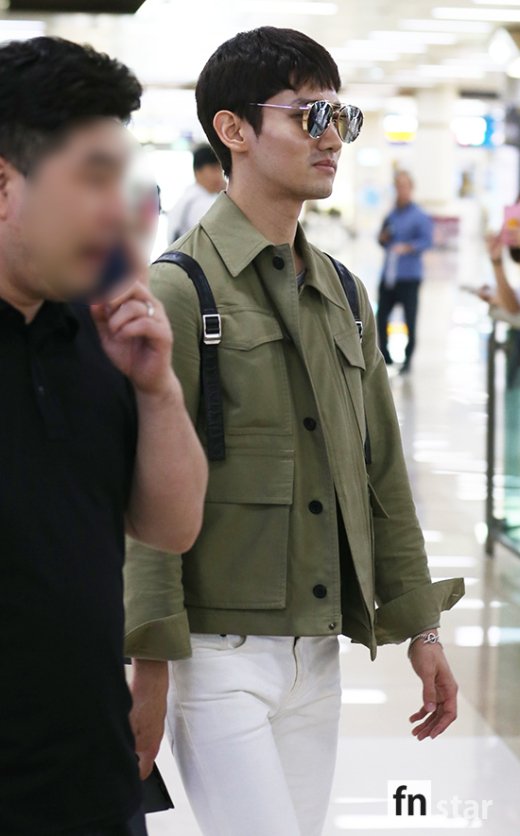 Mẹ Kim Tan qu&yacute; ph&aacute;i như nữ doanh nh&acirc;n, hai anh thần DBSK s&agrave;nh điệu tại s&acirc;n bay - Ảnh 11.