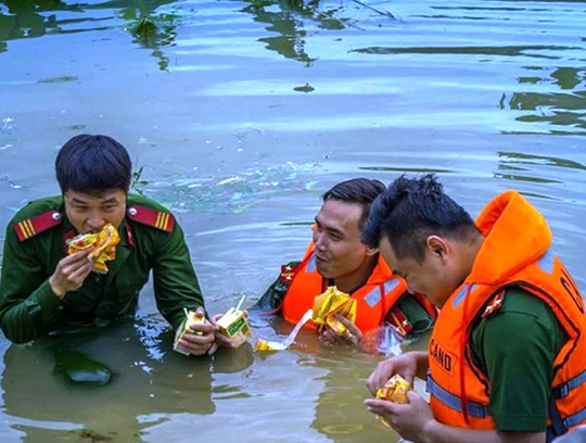 Công an, bộ đội dầm mình trong nước ăn vội, giúp dân chống lũ dữ - Ảnh 11.