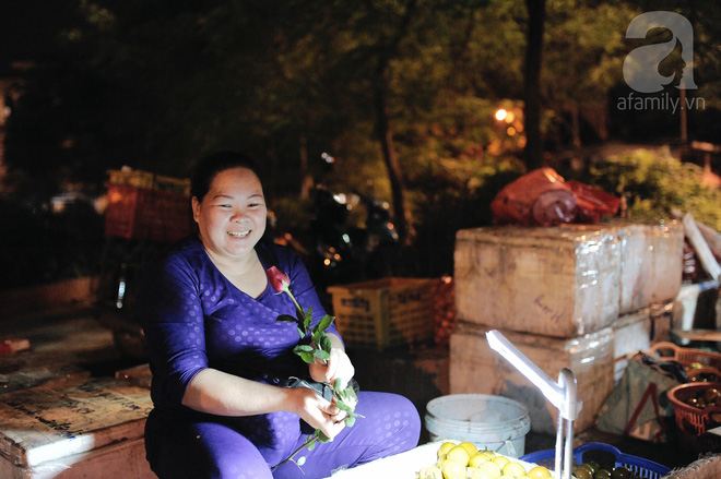 [20/10] Theo ch&acirc;n những phụ nữ Việt vất vả mưu sinh trong đ&ecirc;m v&agrave; nụ cười bừng s&aacute;ng ng&agrave;y lễ d&agrave;nh cho ch&iacute;nh họ - Ảnh 11.