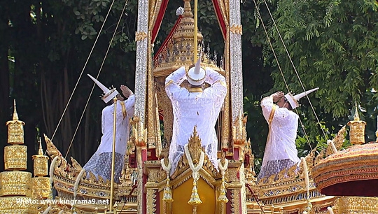 Thái Lan: Quân đội nấu ăn cho người dân đến viếng Quốc vương - Ảnh 11.