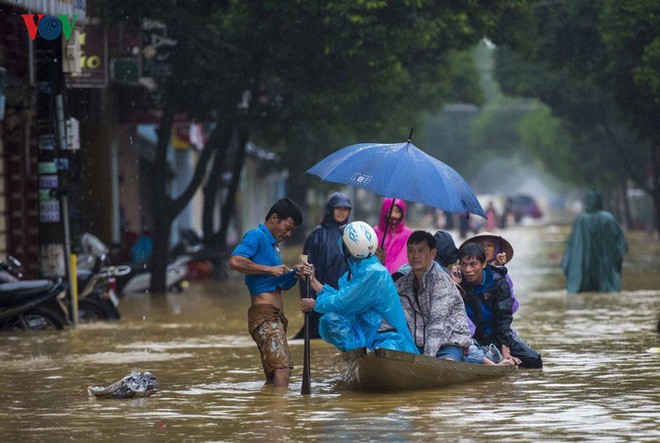  Người dân Huế chèo thuyền, đánh cá trên đường phố trong ngày mưa lũ - Ảnh 11.