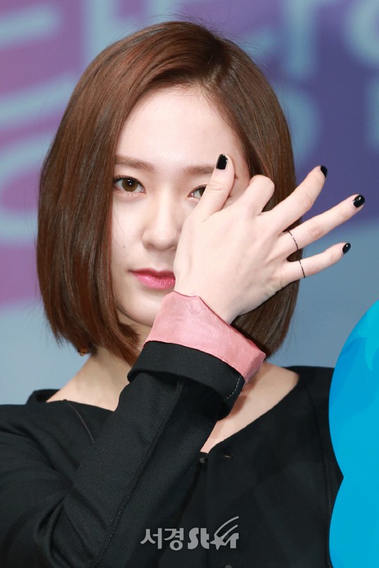 Nh&igrave;n loạt h&igrave;nh kh&iacute; chất nữ thần ngời ngời n&agrave;y, ai c&ograve;n d&aacute;m mạnh miệng bảo Krystal ng&agrave;y c&agrave;ng giống đ&agrave;n &ocirc;ng? - Ảnh 9.