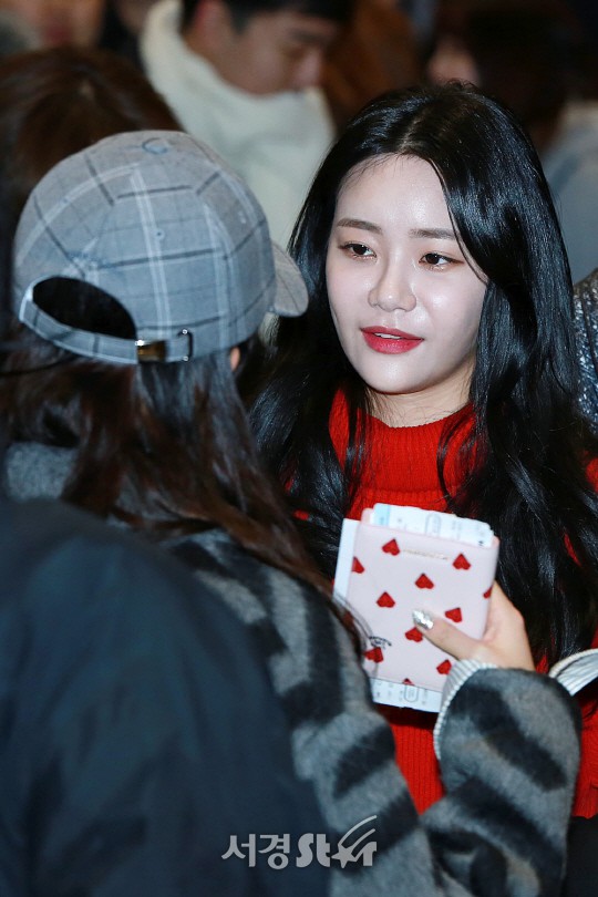 Ghi điểm nhờ chân dài miên man, nữ thần Seolhyun cùng các thành viên AOA lại “dọa fan” với mặt trắng bệch, bóng nhờn - Ảnh 11.