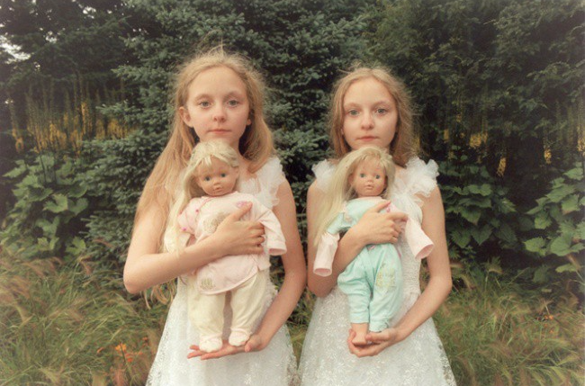 Dành 7 năm chụp hình cặp sinh đôi xinh đẹp, nhiếp ảnh gia khiến người xem nín lặng khi xem lại các tác phẩm - Ảnh 9.