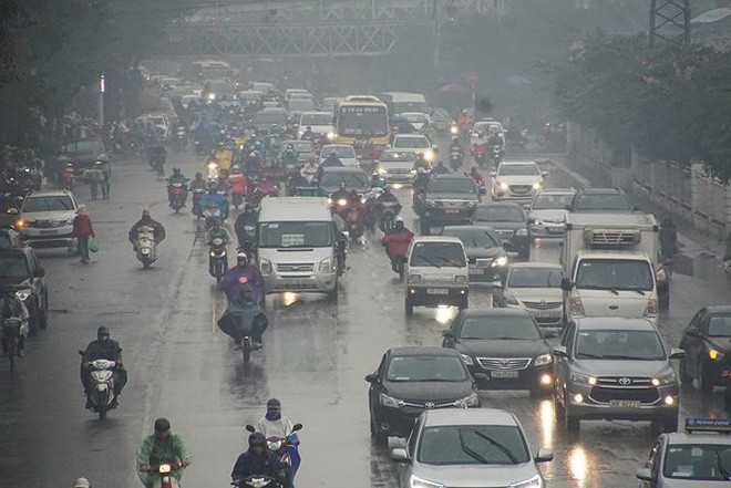 Người Hà Nội vất vả trong ngày mịt mù mưa rét tăng cường - Ảnh 11.