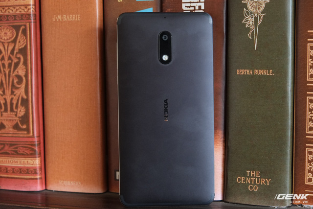 Mở hộp và trên tay Nokia 6 đầu tiên tại Việt Nam: Huyền thoại đã trở lại nhưng lợi hại đến đâu? - Ảnh 11.