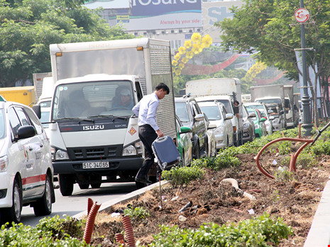 Kẹt xe ở Tân Sơn Nhất, khách bỏ xe chạy bộ vì sợ trễ - Ảnh 12.
