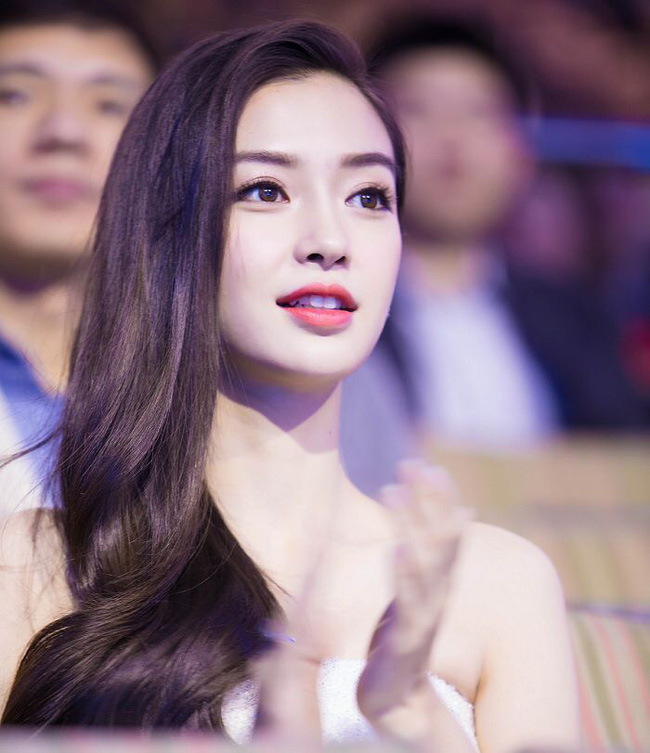 Nhan sắc hơn người, c&aacute;c sao n&agrave;y d&ugrave; lắm thị phi vẫn được nhiều fan y&ecirc;u th&iacute;ch - Ảnh 12.