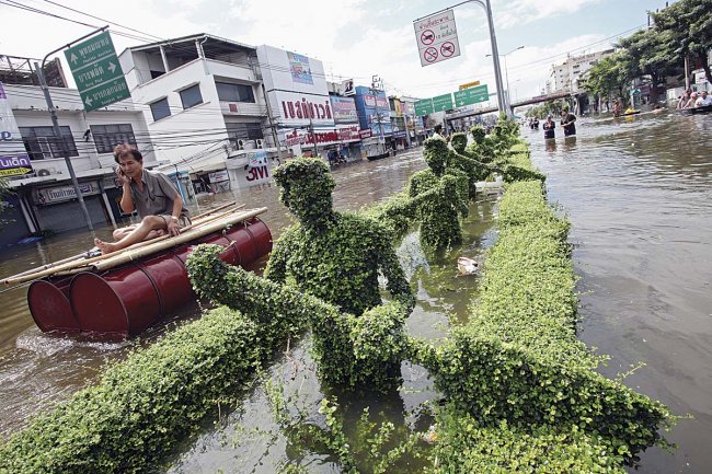 Loạt ảnh hài hước chứng minh ngập lụt ở Bangkok không hề buồn rười rượi như người ta vẫn tưởng - Ảnh 13.
