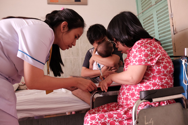 Những ngày sống trong lo sợ của cha mẹ bé gái có đôi mắt “xám tro” u ám - Ảnh 12.
