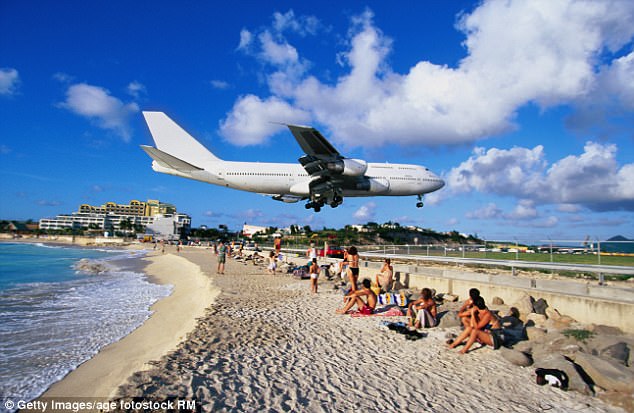 Sân bay quốc tế nổi tiếng thế giới tan hoang không nhận ra sau siêu bão Irma - Ảnh 6.