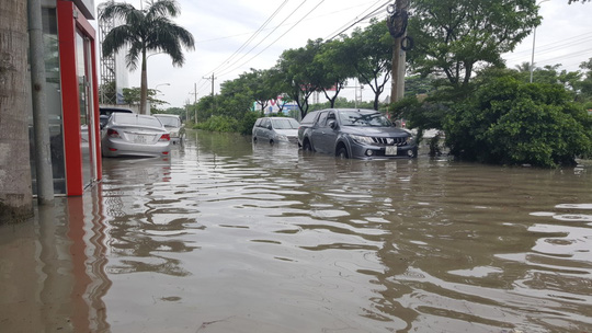 Mưa lớn, nhiều nơi ở Đồng Nai và Bà Rịa - Vũng Tàu ngập nặng - Ảnh 12.