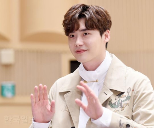 Sự kiện đẹp như tranh: Suzy trở lại với tóc nữ thần, được hoàng tử truyện tranh Lee Jong Suk hộ tống - Ảnh 11.