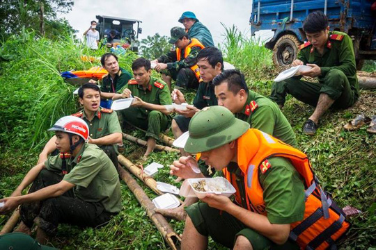 Công an, bộ đội dầm mình trong nước ăn vội, giúp dân chống lũ dữ - Ảnh 12.