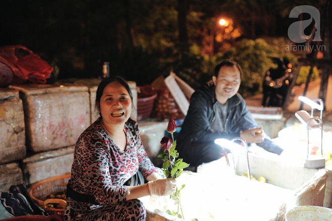 [20/10] Theo ch&acirc;n những phụ nữ Việt vất vả mưu sinh trong đ&ecirc;m v&agrave; nụ cười bừng s&aacute;ng ng&agrave;y lễ d&agrave;nh cho ch&iacute;nh họ - Ảnh 12.