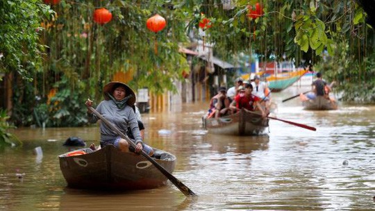 Hình ảnh lũ lụt miền Trung ngập tràn báo chí nước ngoài - Ảnh 12. Hình ảnh lũ lụt miền Trung ngập tràn báo chí nước ngoài - Ảnh 12.