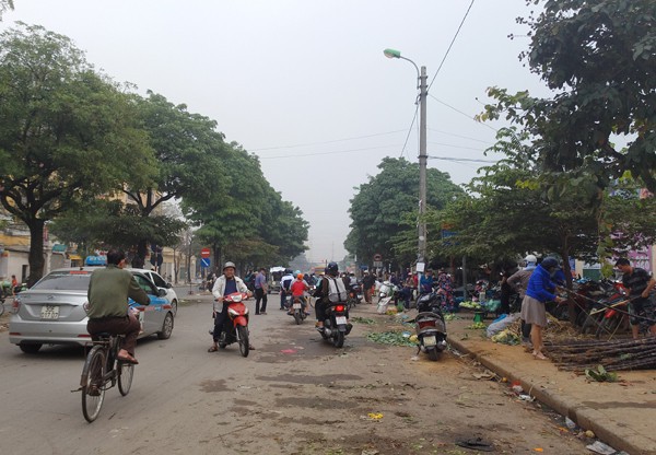 Sương mù dày đặc bao trùm toàn bộ TP Hà Nội, các phương tiện phải bật đèn chiếu sáng tránh va chạm - Ảnh 12.