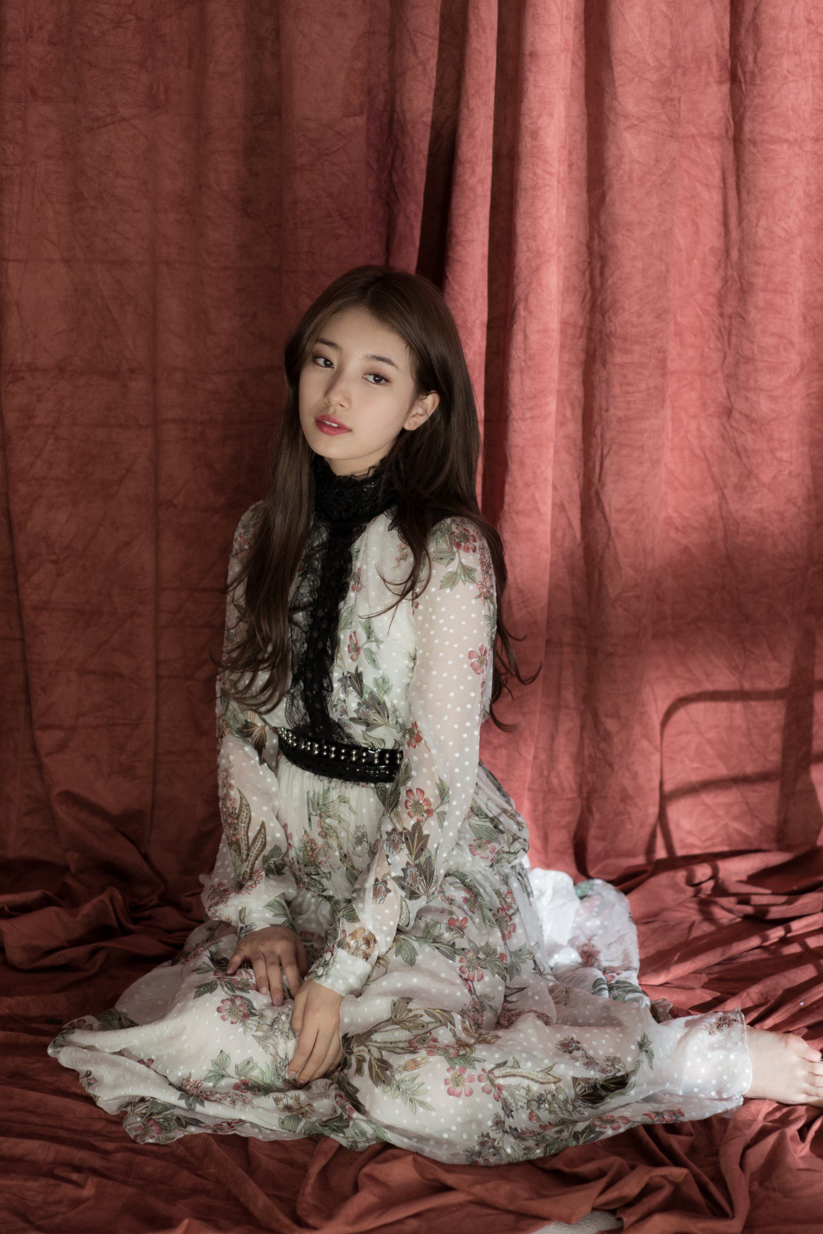 Chia tay Lee Min Ho, Suzy ngày càng đẹp đến mức ngẩn ngơ trong loạt hình hậu trường - Ảnh 12.