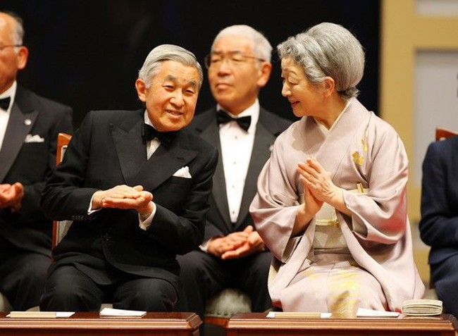 Nhà vua và Hoàng hậu Nhật Bản, mối tình hoàng tộc - thường dân, 60 năm đến đầu bạc và vẫn muốn yêu mãi mãi - Ảnh 12.