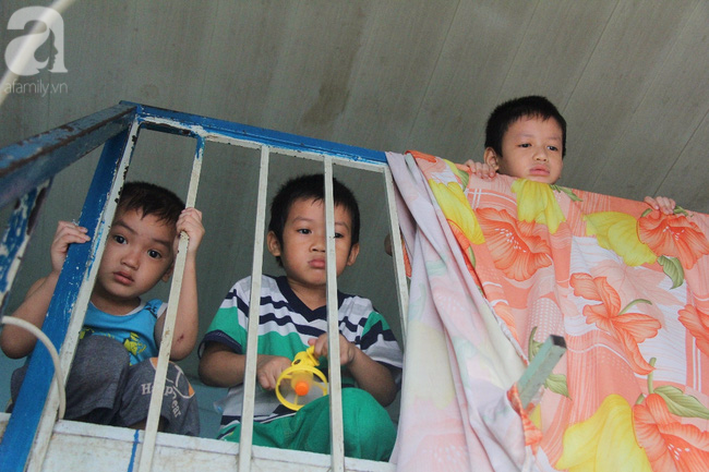 Người mẹ bán vé số vừa thất lạc đứa con út 3 tuổi đang mưu sinh nuôi 11 đứa con giữa Sài Gòn - Ảnh 13.