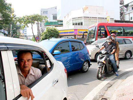 Kẹt xe ở Tân Sơn Nhất, khách bỏ xe chạy bộ vì sợ trễ - Ảnh 13.