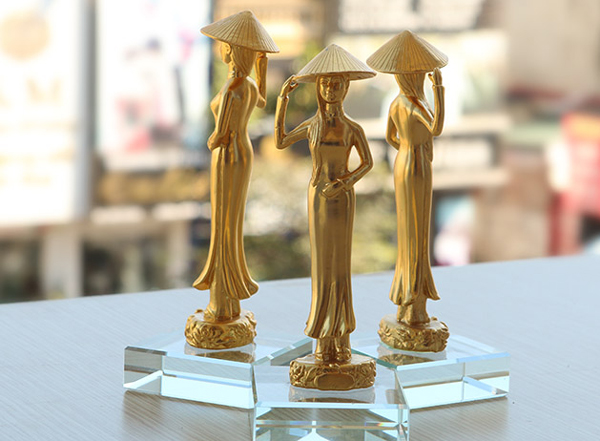 Đại gia chi hơn 800 triệu mua 4 bông hồng đúc vàng nguyên khối tặng bạn gái dịp 8/3 - Ảnh 13. Đại gia chi hơn 800 triệu mua 4 bông hồng đúc vàng nguyên khối tặng bạn gái dịp 8/3 - Ảnh 13.