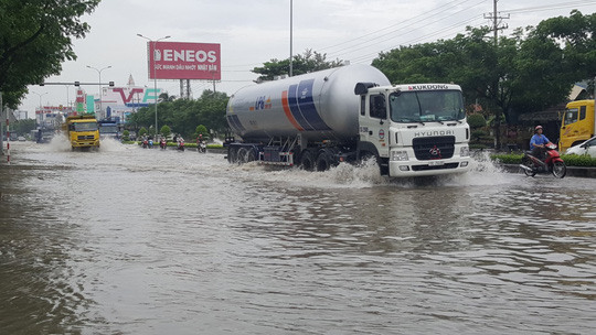 Mưa lớn, nhiều nơi ở Đồng Nai và Bà Rịa - Vũng Tàu ngập nặng - Ảnh 13.