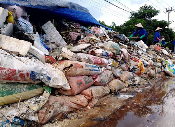 Hà Nội: Nhiều núi rác khổng lồ xuất hiện tại thị xã Sơn Tây khiến người dân sợ hãi - Ảnh 13. Hà Nội: Nhiều núi rác khổng lồ xuất hiện tại thị xã Sơn Tây khiến người dân sợ hãi - Ảnh 13.