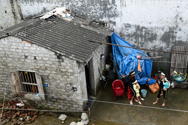 Hà Nội: Sau 1 tuần mưa lũ người dân huyện Mỹ Đức vẫn chèo thuyền vào nhà - Ảnh 13.
