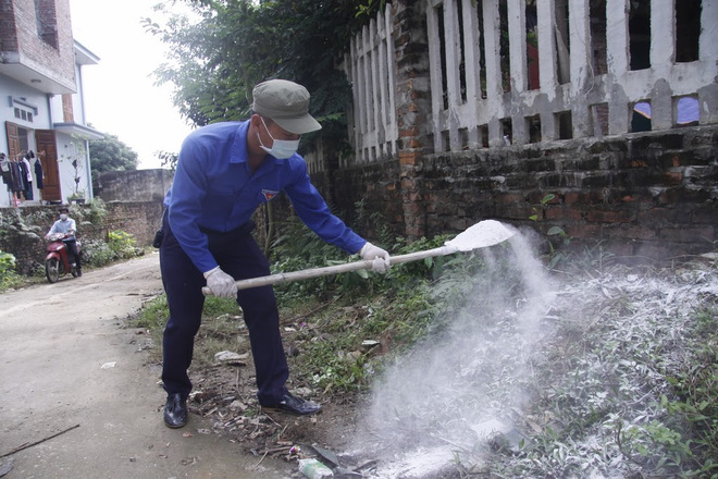 H&agrave; Nội: 10 ng&agrave;y sau lũ, người d&acirc;n T&acirc;n Tiến rắc v&ocirc;i bột trắng đường ph&ograve;ng bệnh dịch - Ảnh 13.
