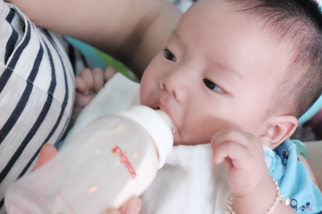 Nhặt được em bé sơ sinh trước cổng chùa, người phụ nữ giúp việc mang về nuôi nấng yêu thương - Ảnh 13. Nhặt được em bé sơ sinh trước cổng chùa, người phụ nữ giúp việc mang về nuôi nấng yêu thương - Ảnh 13.