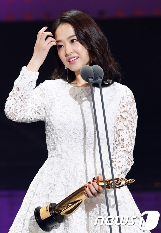 Thảm đỏ The Seoul Awards: “Hoa hậu Hàn đẹp nhất thế giới” chiếm hết spotlight, Yoona (SNSD) liên tục dùng tay che vòng 1 khiêm tốn - Ảnh 13.